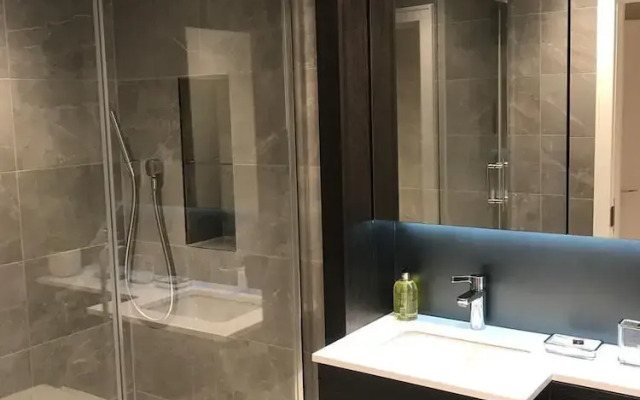 Executive Apartment Near Chiswick and Kew Gardens