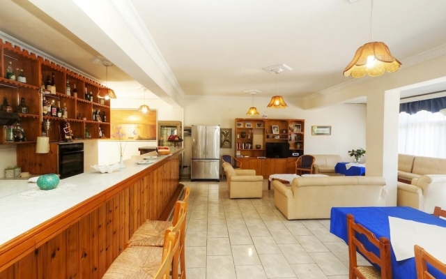 Follow The Sun Hotel Apts - One Bedroom - 2