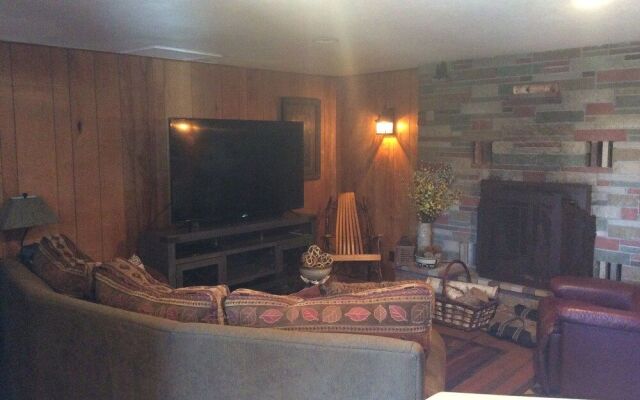 Sunshine Motel and Cabins