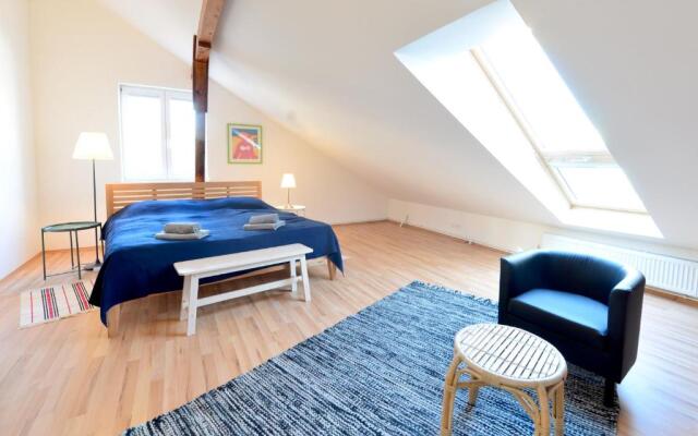House With Courtyard & Parking Close To Stadtpark