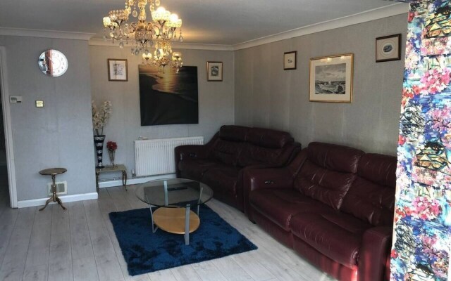 Immaculate 3-bed House in Farnham Royal Slough