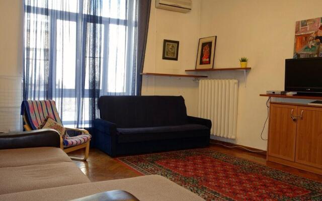 LUXKV Apartment on Gnezdnikovskiy