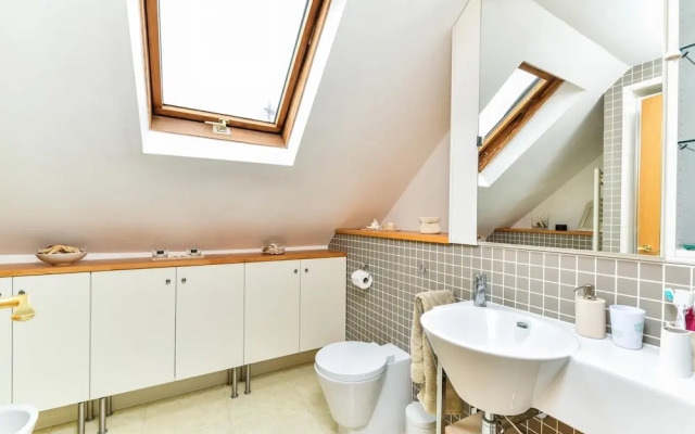 Modern 4 Bedroom Terraced House by the Thames!