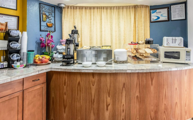 Econo Lodge Inn & Suites