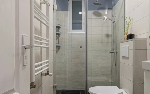 Chic Black & White 2BR on Dambovitei