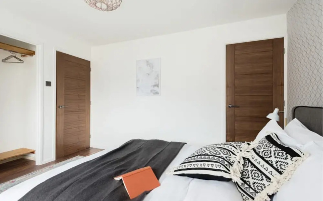 The Century Chalet - Contemporary 2bdr with Parking