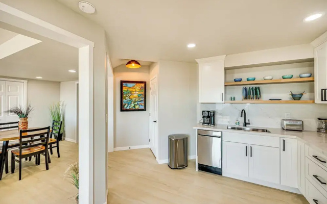 Puget Sound Views: Des Moines Apt w/ Patio