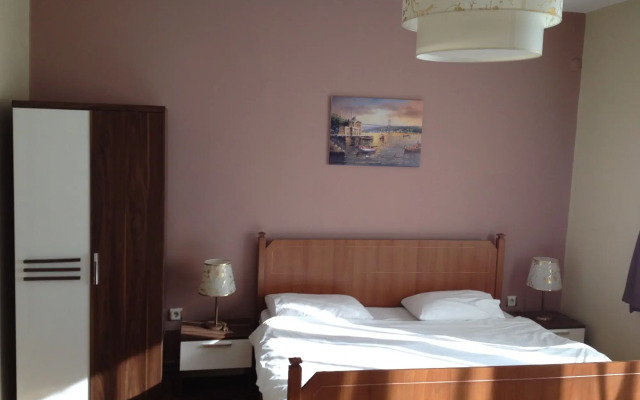 Cheers Midtown Hostel