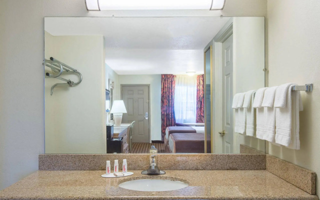 Red Carpet Inn & Suites