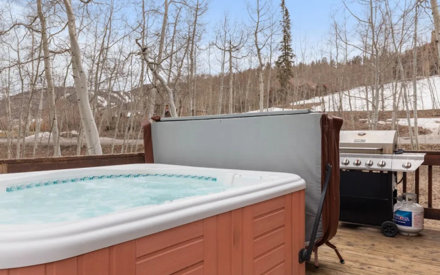 Russell Home by Avantstay Expansive Deck, Stunning Views & Hot Tub!