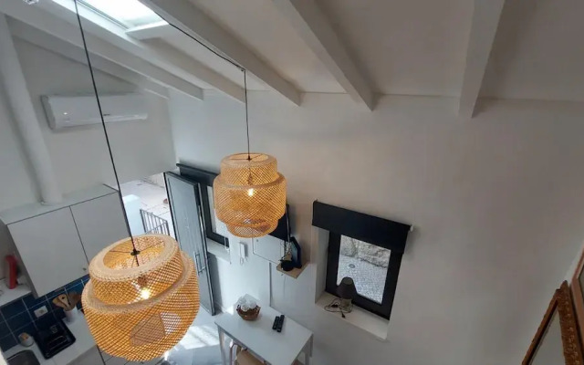 Mezzanine Stylish Apartment H by Vacationy