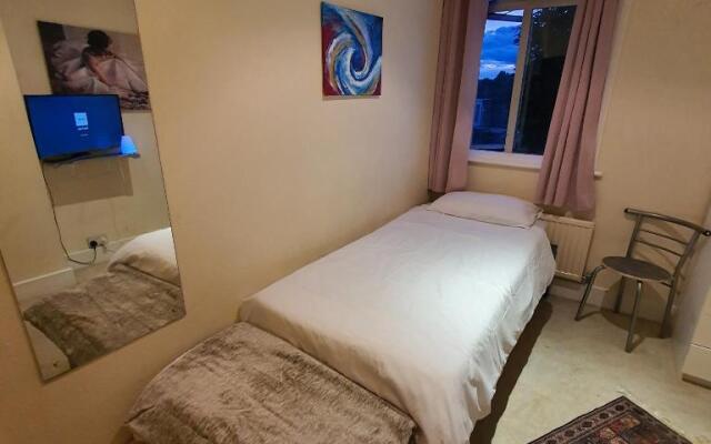 Monalisa single room near Edgware station