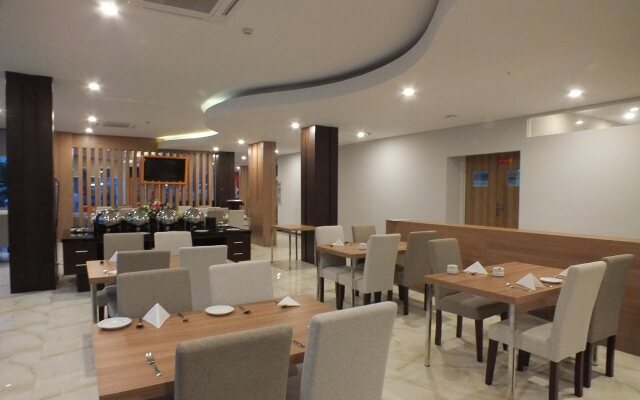Front One Hotel Airport Solo