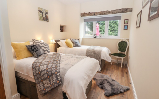 Cut Moch, Plas Moelfre Hall Barns