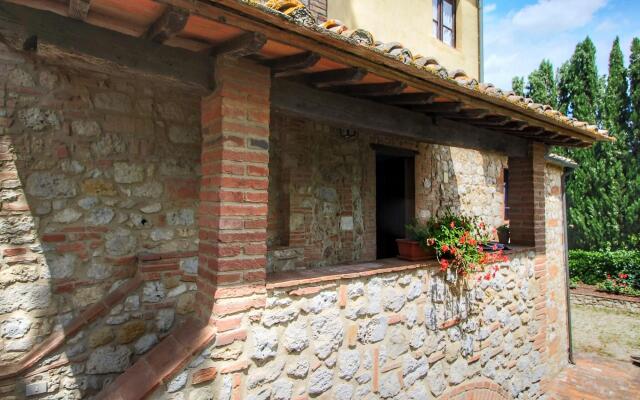 Apartment in a farmhouse with swimming pool