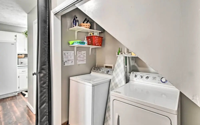Updated Fayetville Townhome-away-from-home w/ Yard
