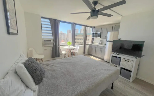 Hawaiian Monarch 1804 Condo by RedAwning
