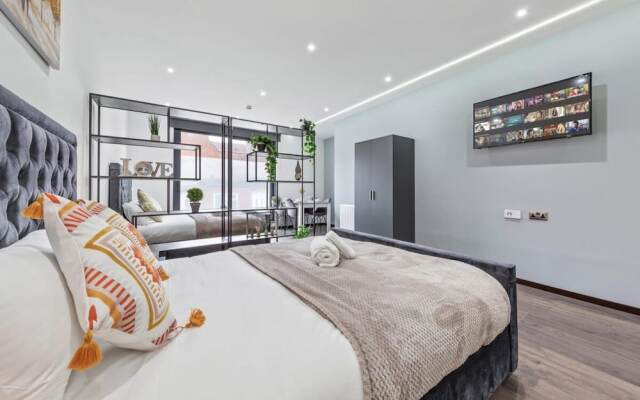 Luxury Sleeps 4 Studio Flat