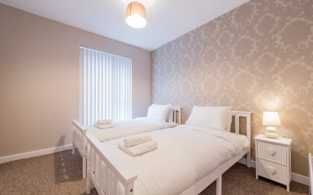 3 Bedroom Apartment Near City Centre With Parking