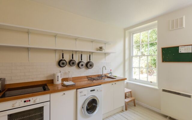 Charming 1Br Home By River Thames Fits 3