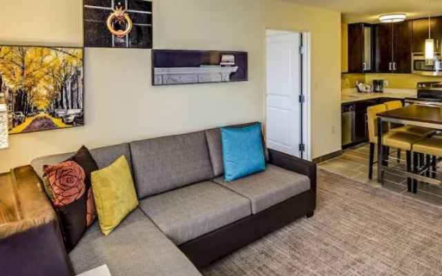 Residence Inn by Marriott Akron South / Green