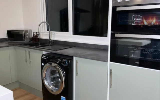 House-sleeps8-parking-garden