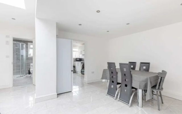 Spacious & Newly Renovated 4BD House East Ham!