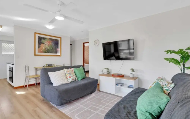 Tranquil 2-bed Townhouse Close to Beach