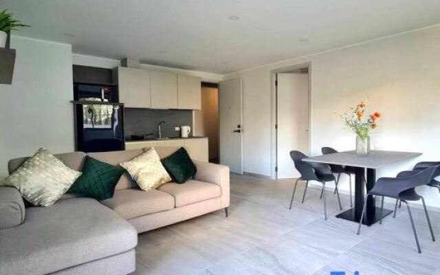 Modern 61m2 Apt, Ideally Located (200Mbps+ Wi-Fi)