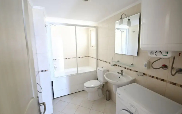 1 Bedroom Apartment Lake View 3 by Likya Global