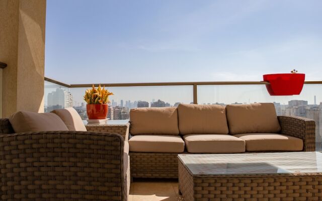 Modern & Stylish 3BR Apt With Balcony