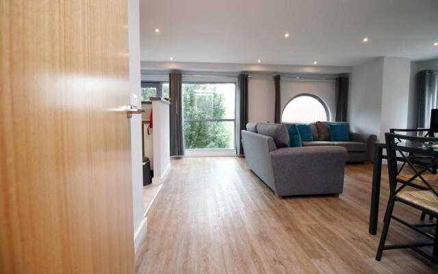 Violet's Corner Luxury Apartment by StayStaycations