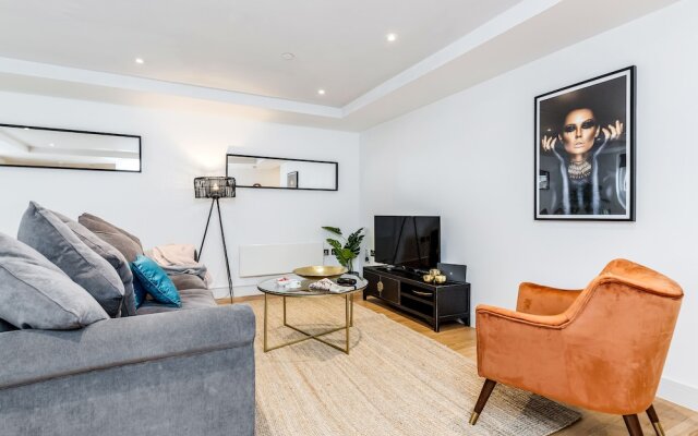 Large Windsor Apartment Free Parking Single or King Beds