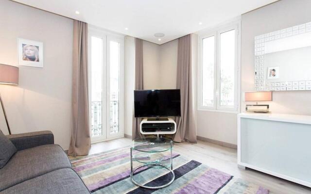 1 Bedroom in Front of the Palais!