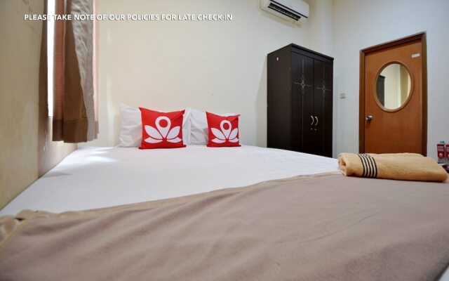 ZEN Rooms Radio Dalam