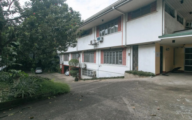 Broadway Court Apartelle