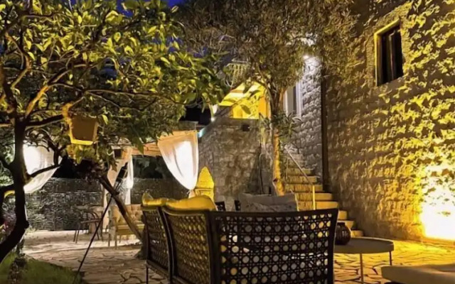 Sereni̇ta Stone House