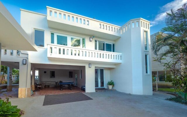 Newly Renovated 8 Bedroom Ocean Front Villa with Pool