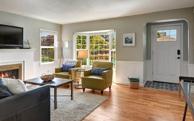 Alki Beach House - Three Bedroom Home with Fireplace