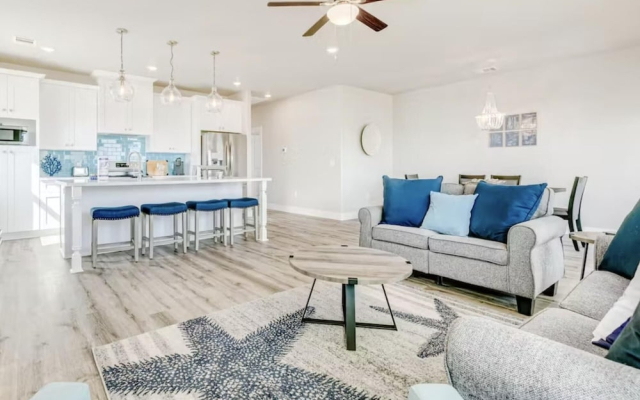 Surfside Oasis in Hitchcock