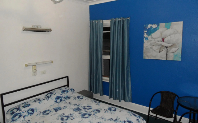 Adelaide Travellers Inn - Hostel