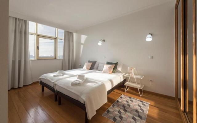 LovelyStay - 1BR Flat with Stunning Views over Porto