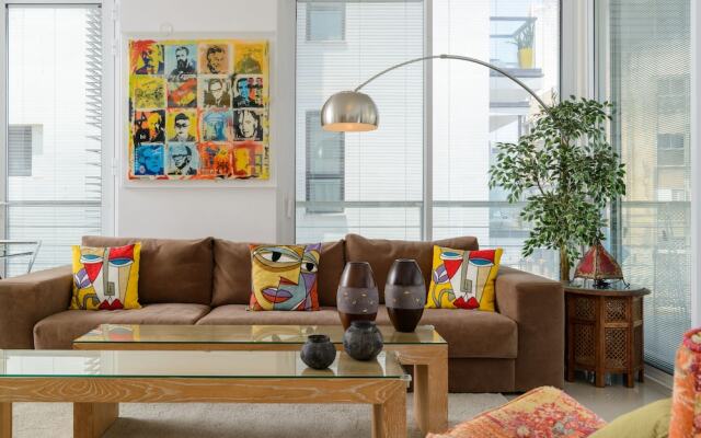 High Standard Seaside Apartment w/ Parking