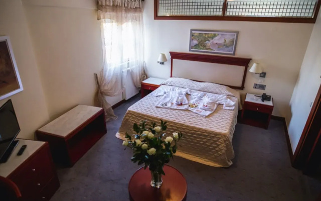 Crithoni's Paradise Hotel