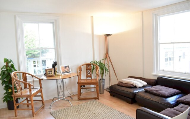 Light And Spacious Home In Battersea Square