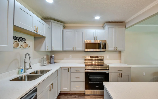 Family-friendly Tuskegee Home: 3 Mi to University!
