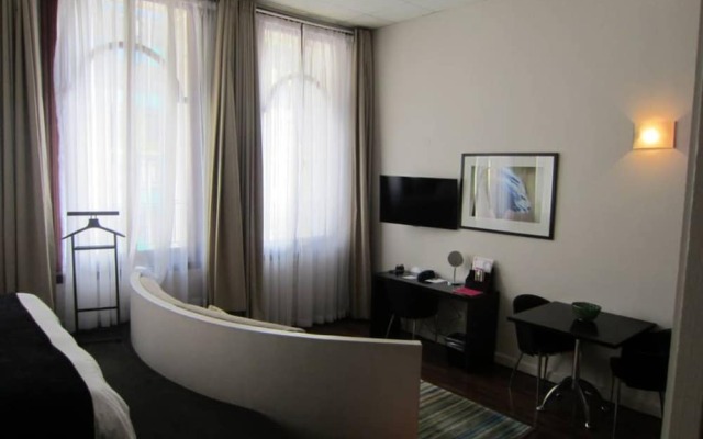 Studio Apartment With Roof Top View