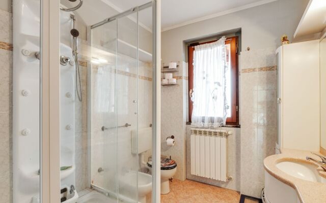 Cosy Holiday Home in Baveno with Lake nearby