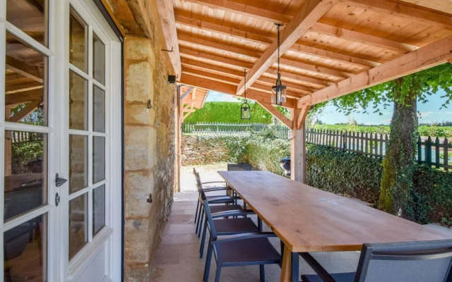 Hilltop Cottage With Pool