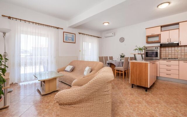 Stunning Apartment in Lopar With Wifi and 2 Bedrooms